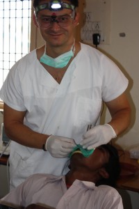 Christian del Rey, dentista, en India