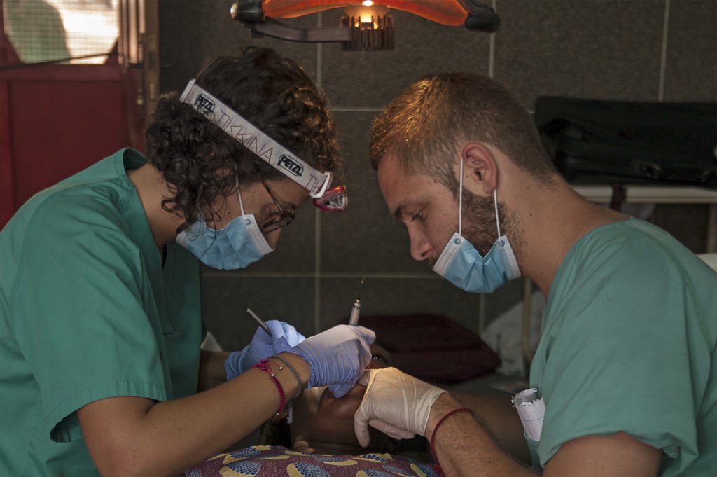 María Dolz y un compañero atienden a un paciente en una de las expediciones médicas con Youcanyolé. Foto: Isaac Sanahuja. 