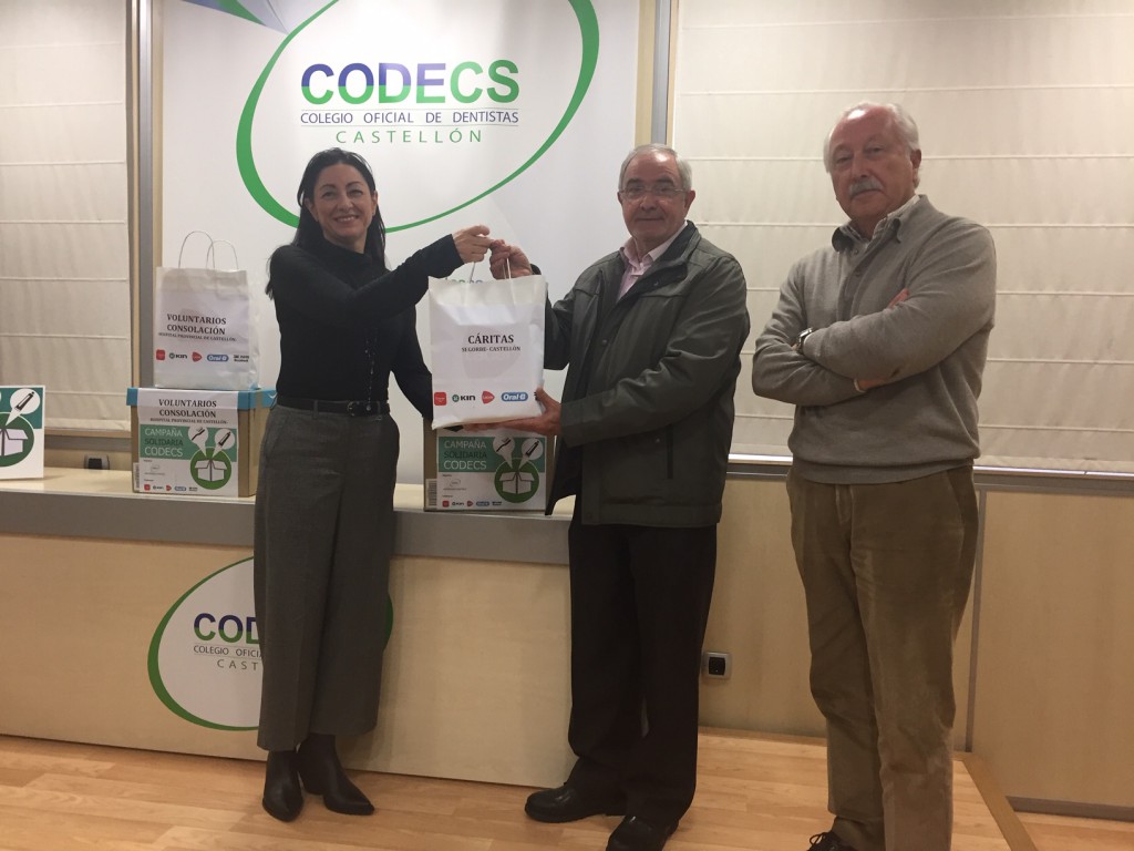 Isabel Cadroy, de la Comisión de Acción Social del CODECS, entrega el material bucodental a Cáritas. 